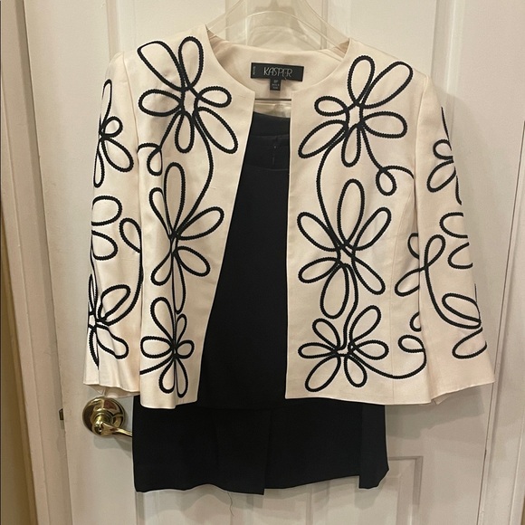 Kasper Women's 3 piece suit. Cream/Black Floral Jacket, black top and skirt. - Picture 1 of 1